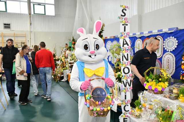 [WIDEO/FOTO] Magia świąt, bogato zastawione stoły oraz występy artystyczne na Jarmarku Wielkanocnym w Strzegomiu
