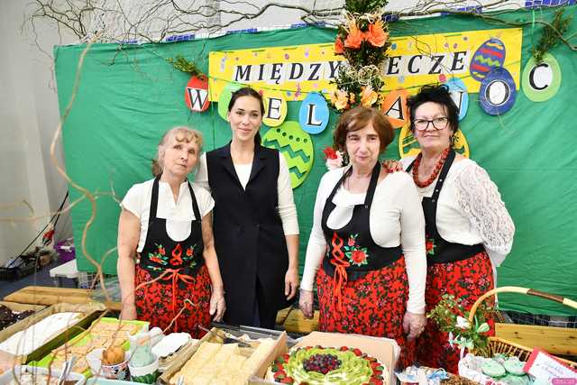 [WIDEO/FOTO] Magia świąt, bogato zastawione stoły oraz występy artystyczne na Jarmarku Wielkanocnym w Strzegomiu