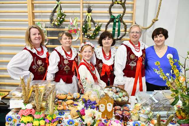 [WIDEO/FOTO] Magia świąt, bogato zastawione stoły oraz występy artystyczne na Jarmarku Wielkanocnym w Strzegomiu