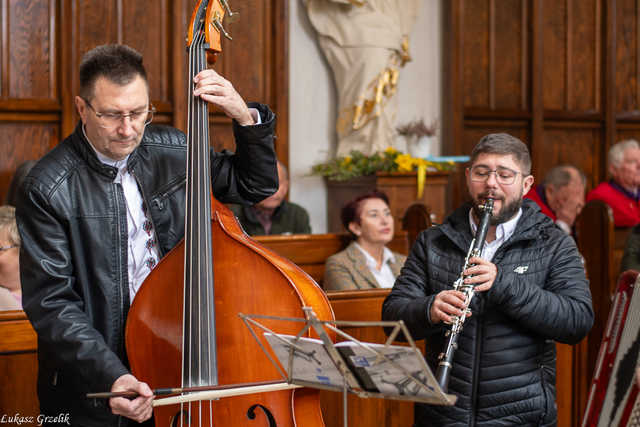 [WIDEO/FOTO] Magia świąt, bogato zastawione stoły oraz występy artystyczne na Jarmarku Wielkanocnym w Strzegomiu