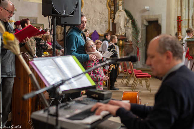 [WIDEO/FOTO] Magia świąt, bogato zastawione stoły oraz występy artystyczne na Jarmarku Wielkanocnym w Strzegomiu