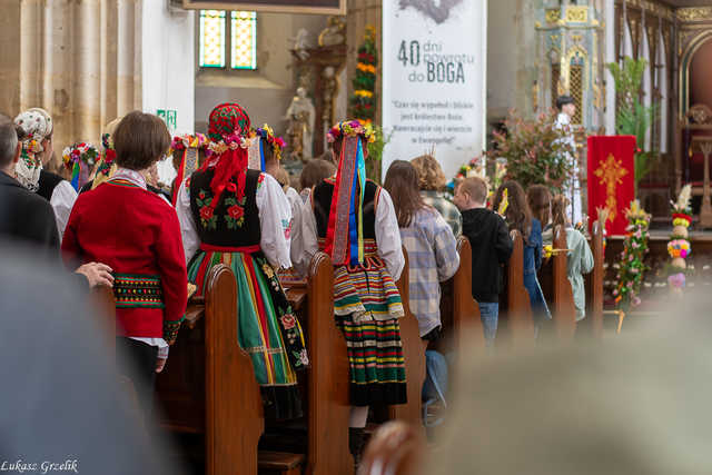 [WIDEO/FOTO] Magia świąt, bogato zastawione stoły oraz występy artystyczne na Jarmarku Wielkanocnym w Strzegomiu