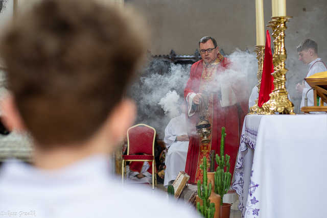 [WIDEO/FOTO] Magia świąt, bogato zastawione stoły oraz występy artystyczne na Jarmarku Wielkanocnym w Strzegomiu