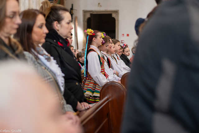 [WIDEO/FOTO] Magia świąt, bogato zastawione stoły oraz występy artystyczne na Jarmarku Wielkanocnym w Strzegomiu