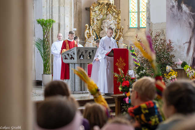 [WIDEO/FOTO] Magia świąt, bogato zastawione stoły oraz występy artystyczne na Jarmarku Wielkanocnym w Strzegomiu