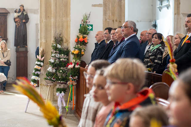 [WIDEO/FOTO] Magia świąt, bogato zastawione stoły oraz występy artystyczne na Jarmarku Wielkanocnym w Strzegomiu