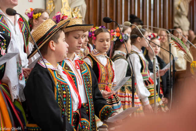 [WIDEO/FOTO] Magia świąt, bogato zastawione stoły oraz występy artystyczne na Jarmarku Wielkanocnym w Strzegomiu