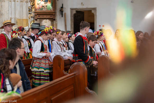 [WIDEO/FOTO] Magia świąt, bogato zastawione stoły oraz występy artystyczne na Jarmarku Wielkanocnym w Strzegomiu