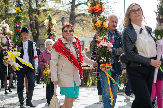 [WIDEO/FOTO] Magia świąt, bogato zastawione stoły oraz występy artystyczne na Jarmarku Wielkanocnym w Strzegomiu