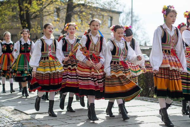 [WIDEO/FOTO] Magia świąt, bogato zastawione stoły oraz występy artystyczne na Jarmarku Wielkanocnym w Strzegomiu