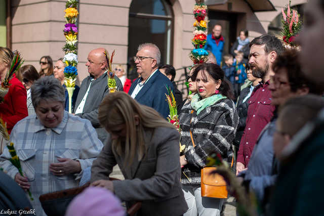 [WIDEO/FOTO] Magia świąt, bogato zastawione stoły oraz występy artystyczne na Jarmarku Wielkanocnym w Strzegomiu