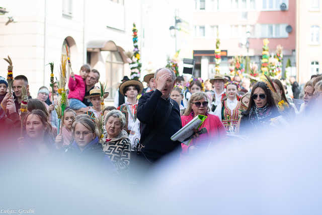 [WIDEO/FOTO] Magia świąt, bogato zastawione stoły oraz występy artystyczne na Jarmarku Wielkanocnym w Strzegomiu