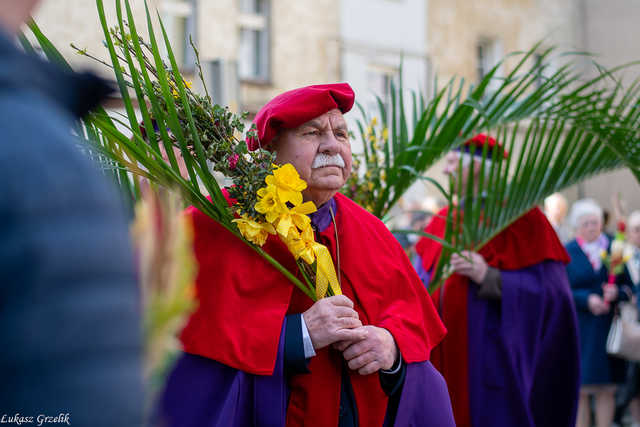 [WIDEO/FOTO] Magia świąt, bogato zastawione stoły oraz występy artystyczne na Jarmarku Wielkanocnym w Strzegomiu