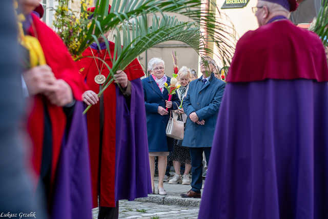 [WIDEO/FOTO] Magia świąt, bogato zastawione stoły oraz występy artystyczne na Jarmarku Wielkanocnym w Strzegomiu