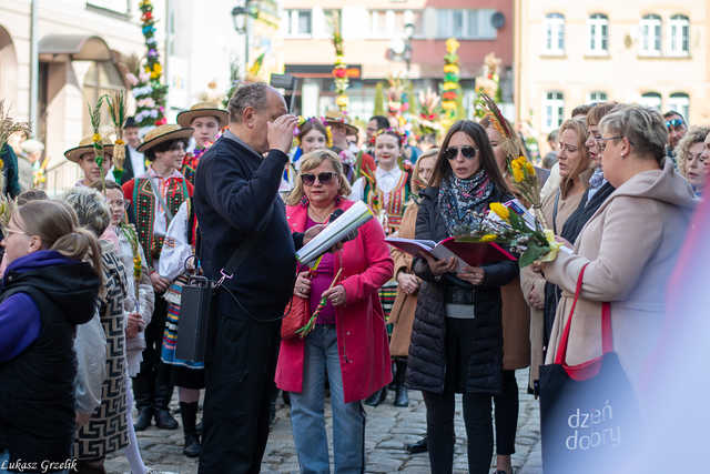 [WIDEO/FOTO] Magia świąt, bogato zastawione stoły oraz występy artystyczne na Jarmarku Wielkanocnym w Strzegomiu