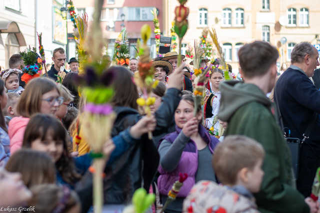 [WIDEO/FOTO] Magia świąt, bogato zastawione stoły oraz występy artystyczne na Jarmarku Wielkanocnym w Strzegomiu