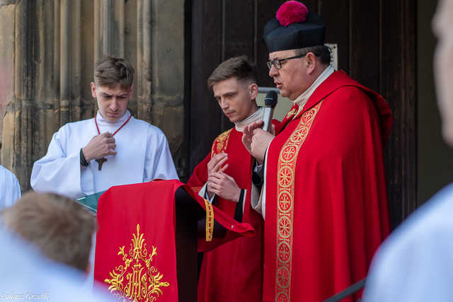 [WIDEO/FOTO] Magia świąt, bogato zastawione stoły oraz występy artystyczne na Jarmarku Wielkanocnym w Strzegomiu