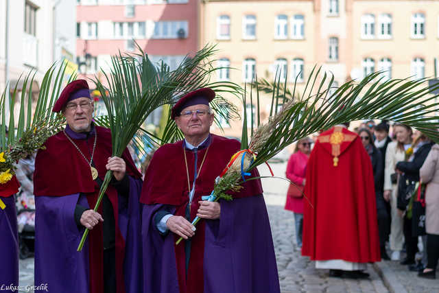 [WIDEO/FOTO] Magia świąt, bogato zastawione stoły oraz występy artystyczne na Jarmarku Wielkanocnym w Strzegomiu