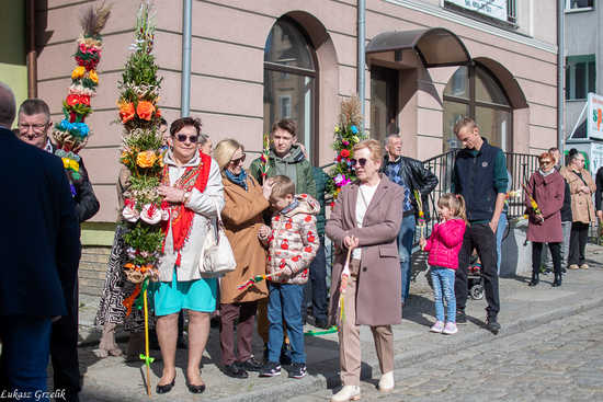[WIDEO/FOTO] Magia świąt, bogato zastawione stoły oraz występy artystyczne na Jarmarku Wielkanocnym w Strzegomiu