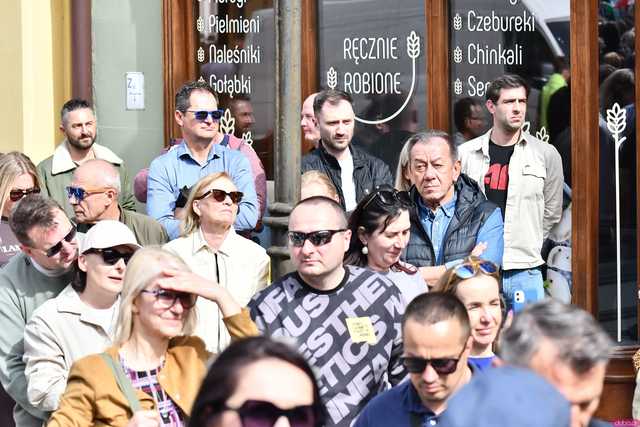[WIDEO/FOTO] Rafał Trzaskowski z wizytą na świdnickim rynku. Kaczyński boi się wszystkiego, a aspiruje do rządzenia krajem