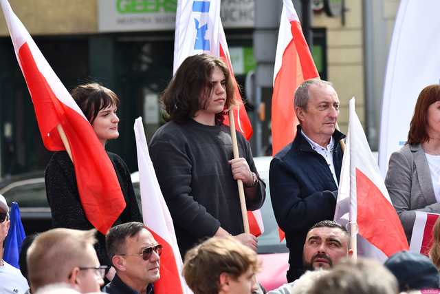 [WIDEO/FOTO] Rafał Trzaskowski z wizytą na świdnickim rynku. Kaczyński boi się wszystkiego, a aspiruje do rządzenia krajem
