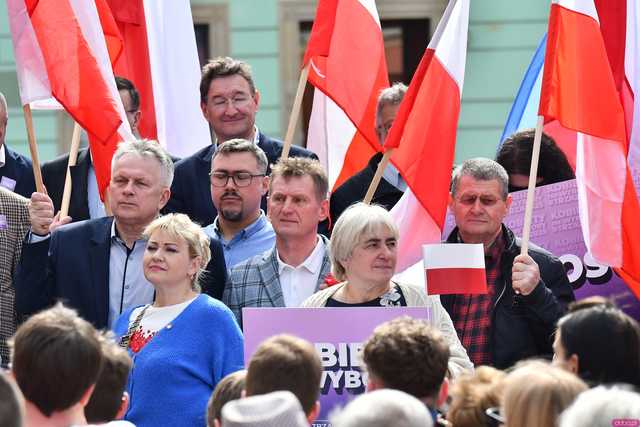 [WIDEO/FOTO] Rafał Trzaskowski z wizytą na świdnickim rynku. Kaczyński boi się wszystkiego, a aspiruje do rządzenia krajem