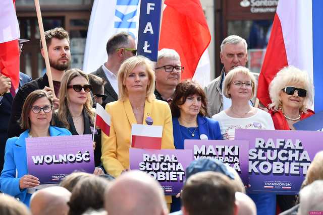 [WIDEO/FOTO] Rafał Trzaskowski z wizytą na świdnickim rynku. Kaczyński boi się wszystkiego, a aspiruje do rządzenia krajem