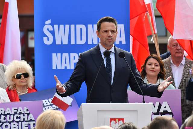 [WIDEO/FOTO] Rafał Trzaskowski z wizytą na świdnickim rynku. Kaczyński boi się wszystkiego, a aspiruje do rządzenia krajem