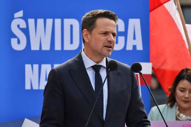 [WIDEO/FOTO] Rafał Trzaskowski z wizytą na świdnickim rynku. Kaczyński boi się wszystkiego, a aspiruje do rządzenia krajem