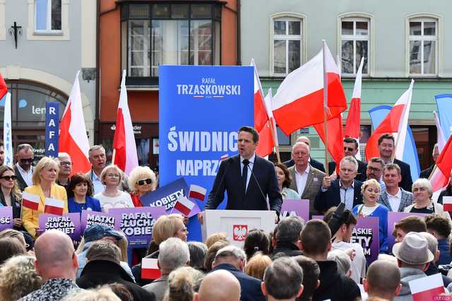 [WIDEO/FOTO] Rafał Trzaskowski z wizytą na świdnickim rynku. Kaczyński boi się wszystkiego, a aspiruje do rządzenia krajem