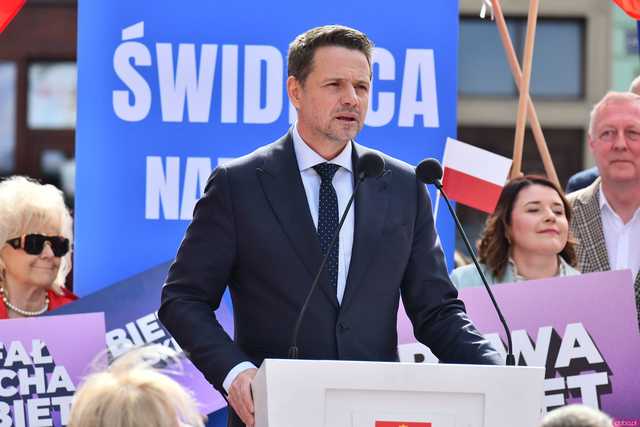 [WIDEO/FOTO] Rafał Trzaskowski z wizytą na świdnickim rynku. Kaczyński boi się wszystkiego, a aspiruje do rządzenia krajem