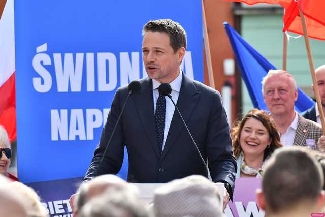[WIDEO/FOTO] Rafał Trzaskowski z wizytą na świdnickim rynku. Kaczyński boi się wszystkiego, a aspiruje do rządzenia krajem