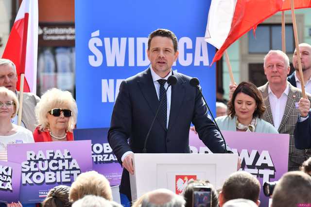 [WIDEO/FOTO] Rafał Trzaskowski z wizytą na świdnickim rynku. Kaczyński boi się wszystkiego, a aspiruje do rządzenia krajem