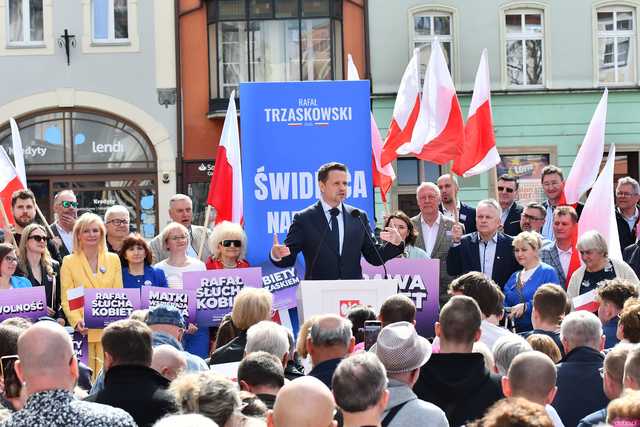 [WIDEO/FOTO] Rafał Trzaskowski z wizytą na świdnickim rynku. Kaczyński boi się wszystkiego, a aspiruje do rządzenia krajem