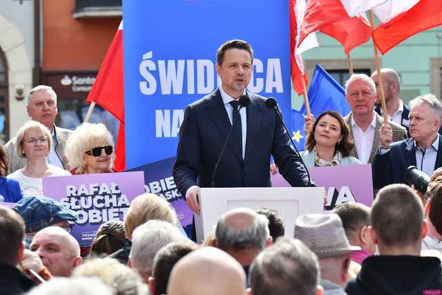 [WIDEO/FOTO] Rafał Trzaskowski z wizytą na świdnickim rynku. Kaczyński boi się wszystkiego, a aspiruje do rządzenia krajem