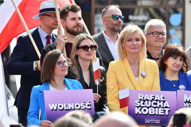 [WIDEO/FOTO] Rafał Trzaskowski z wizytą na świdnickim rynku. Kaczyński boi się wszystkiego, a aspiruje do rządzenia krajem