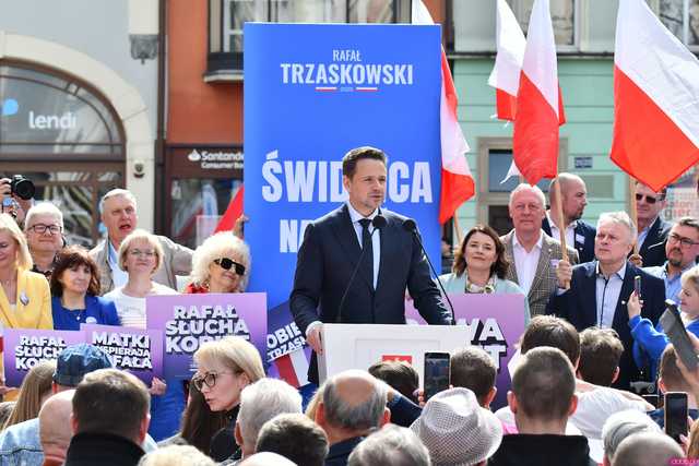 [WIDEO/FOTO] Rafał Trzaskowski z wizytą na świdnickim rynku. Kaczyński boi się wszystkiego, a aspiruje do rządzenia krajem