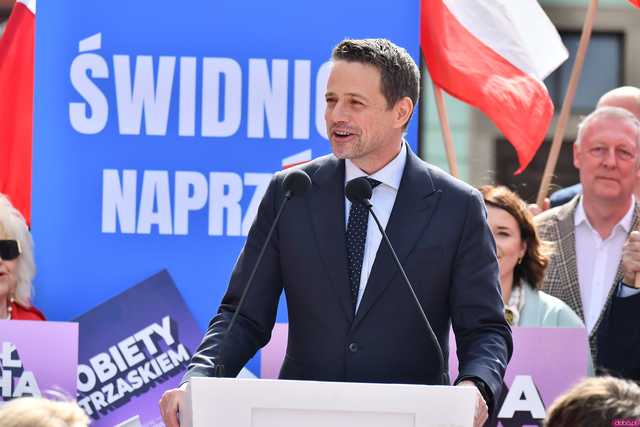 [WIDEO/FOTO] Rafał Trzaskowski z wizytą na świdnickim rynku. Kaczyński boi się wszystkiego, a aspiruje do rządzenia krajem
