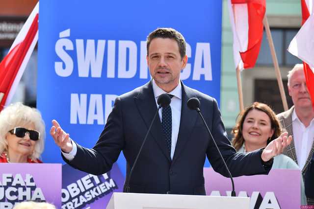 [WIDEO/FOTO] Rafał Trzaskowski z wizytą na świdnickim rynku. Kaczyński boi się wszystkiego, a aspiruje do rządzenia krajem