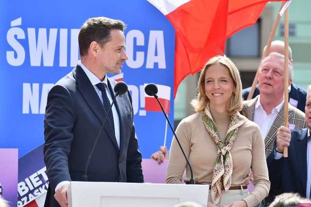 [WIDEO/FOTO] Rafał Trzaskowski z wizytą na świdnickim rynku. Kaczyński boi się wszystkiego, a aspiruje do rządzenia krajem