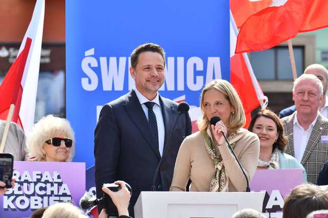 [WIDEO/FOTO] Rafał Trzaskowski z wizytą na świdnickim rynku. Kaczyński boi się wszystkiego, a aspiruje do rządzenia krajem