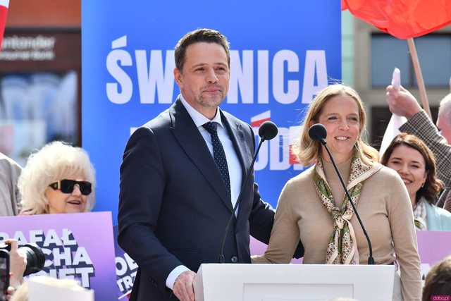 [WIDEO/FOTO] Rafał Trzaskowski z wizytą na świdnickim rynku. Kaczyński boi się wszystkiego, a aspiruje do rządzenia krajem