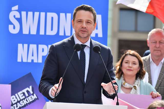 [WIDEO/FOTO] Rafał Trzaskowski z wizytą na świdnickim rynku. Kaczyński boi się wszystkiego, a aspiruje do rządzenia krajem