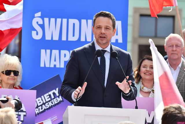 [WIDEO/FOTO] Rafał Trzaskowski z wizytą na świdnickim rynku. Kaczyński boi się wszystkiego, a aspiruje do rządzenia krajem