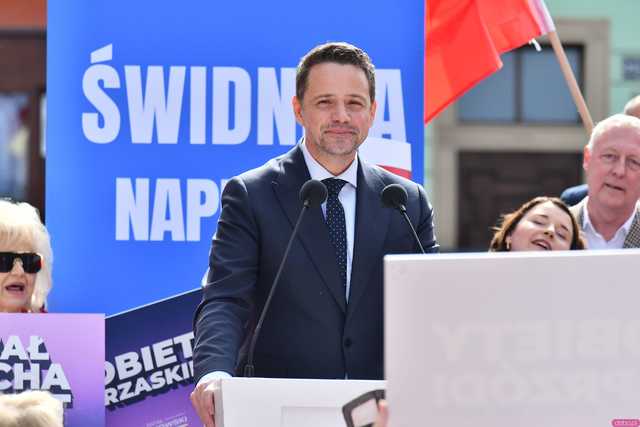 [WIDEO/FOTO] Rafał Trzaskowski z wizytą na świdnickim rynku. Kaczyński boi się wszystkiego, a aspiruje do rządzenia krajem