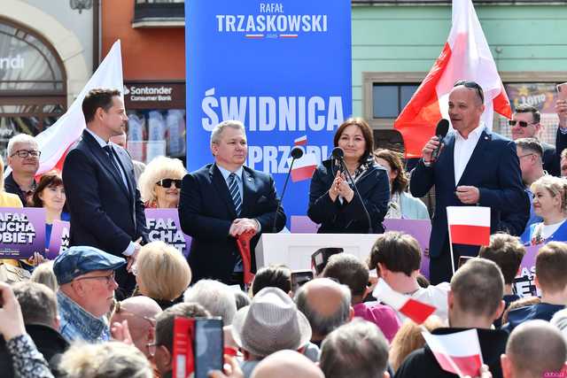 [WIDEO/FOTO] Rafał Trzaskowski z wizytą na świdnickim rynku. Kaczyński boi się wszystkiego, a aspiruje do rządzenia krajem