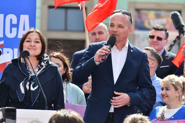 [WIDEO/FOTO] Rafał Trzaskowski z wizytą na świdnickim rynku. Kaczyński boi się wszystkiego, a aspiruje do rządzenia krajem
