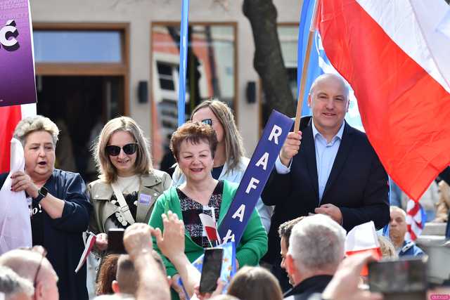 [WIDEO/FOTO] Rafał Trzaskowski z wizytą na świdnickim rynku. Kaczyński boi się wszystkiego, a aspiruje do rządzenia krajem