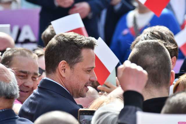 [WIDEO/FOTO] Rafał Trzaskowski z wizytą na świdnickim rynku. Kaczyński boi się wszystkiego, a aspiruje do rządzenia krajem
