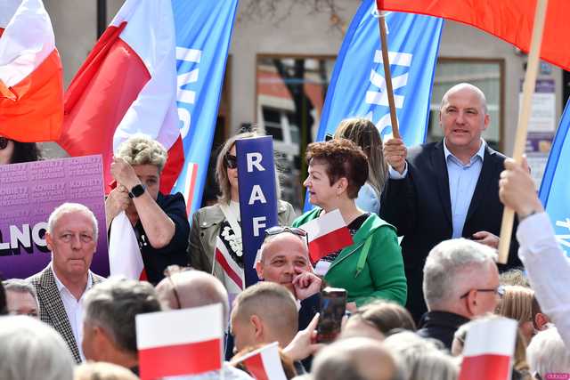 [WIDEO/FOTO] Rafał Trzaskowski z wizytą na świdnickim rynku. Kaczyński boi się wszystkiego, a aspiruje do rządzenia krajem